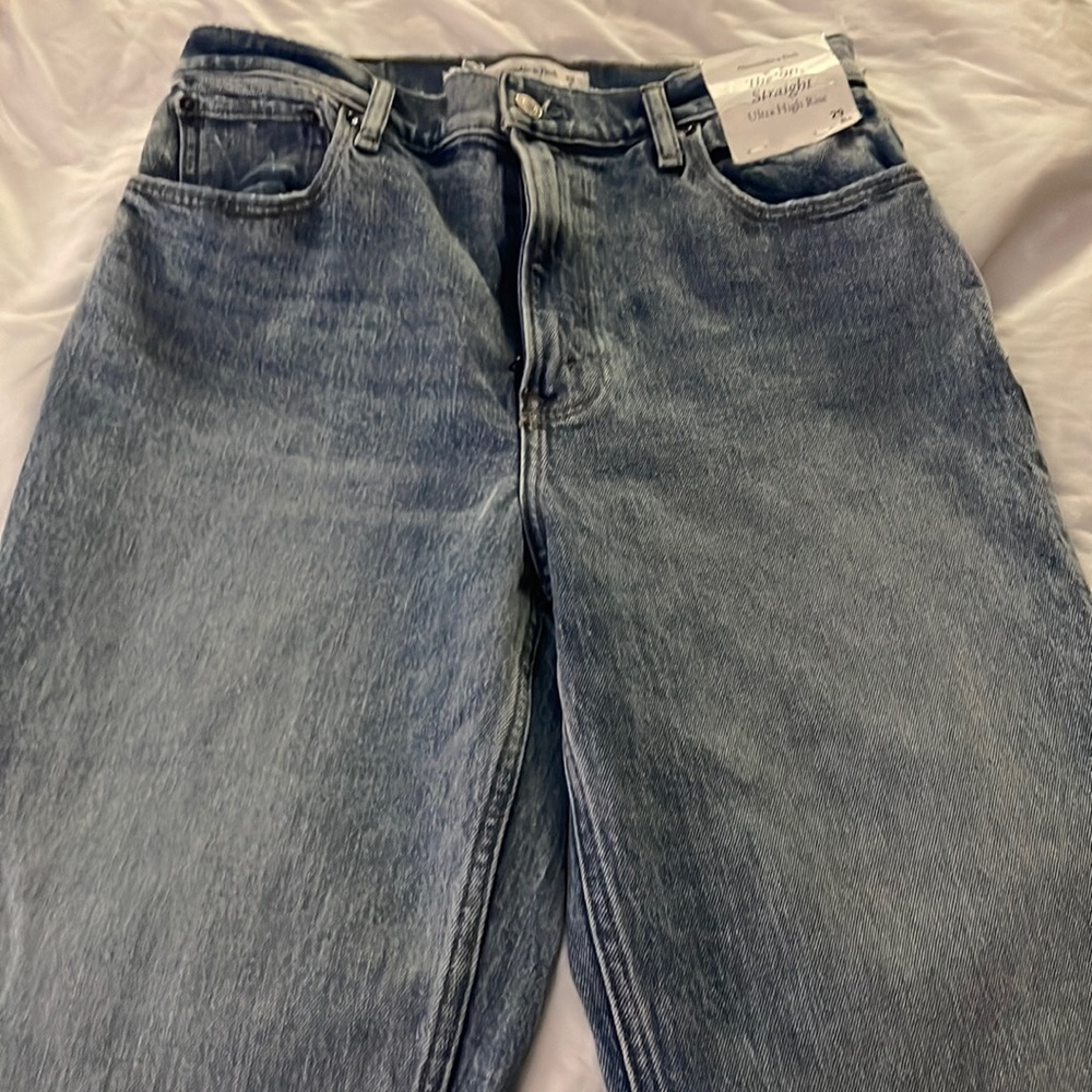 BRAND-NEW Abercrombie and fitch 90 STRAIGHT ULTRA HIGH RISE JEANS SIZE 29